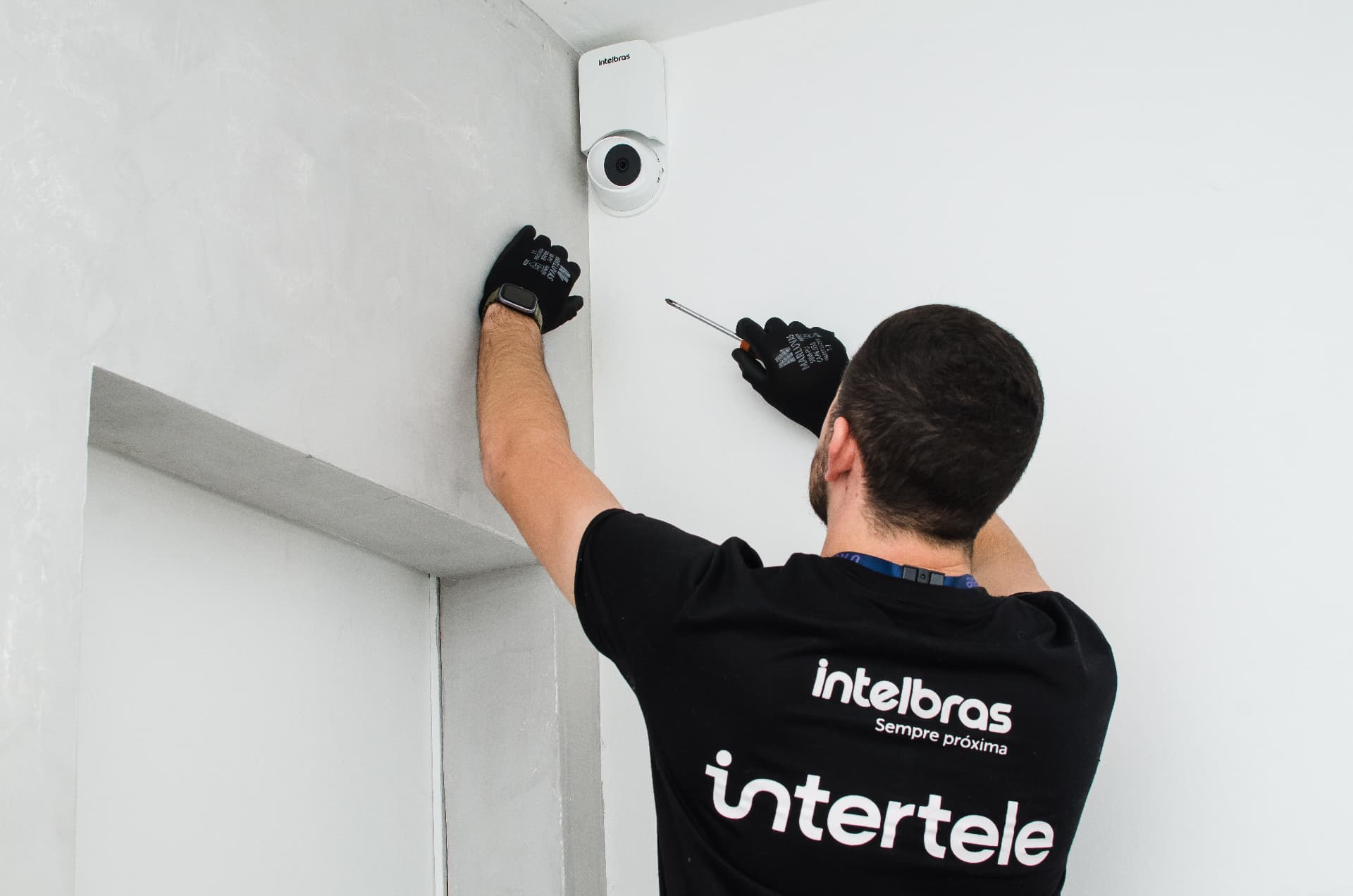 Manutenção de câmera de segurança Intelbras