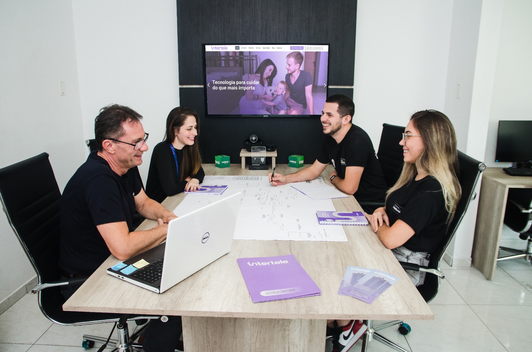Equipe comercial e de engenharia em reunião de projeto