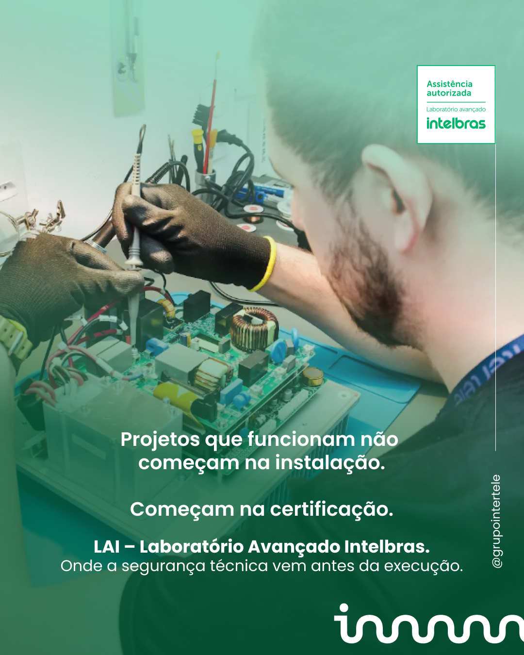 Técnico da Intertele testando placa eletrônica no Laboratório Avançado Intelbras