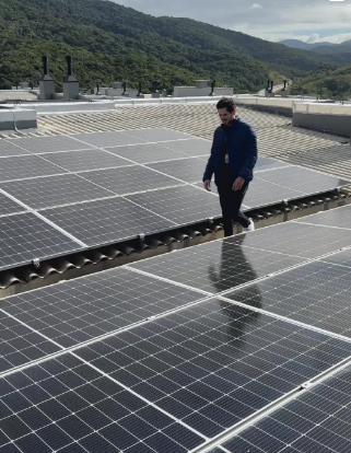 Painéis de energia solar instalados em telhado