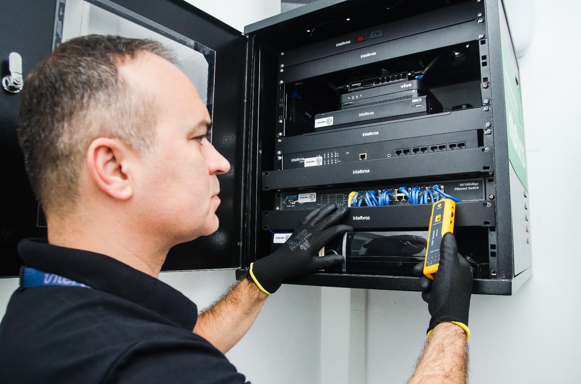 Manutenção de equipamentos de rede Intelbras em rack