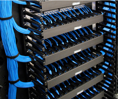 Rack de rede com cabeamento estruturado organizado